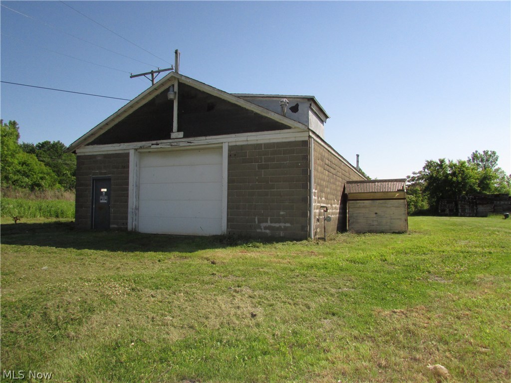 30'x90' building offering 5700 sq ft of space on a 3.597 acre lot. Used in the past for dry storage and prior to that light machining. Electric 240-3phase, 220 Single Phase. 3 Gas Suspension Heaters, Florecent Lighting, Cement Floor with Center Floor Drain. 2 Overhead doors 10' high and 4 man doors. 10'9" interior ceiling height. Gas, Electric and Water utilities all available. Owner willing to lease or sell; owner financing options are available too.