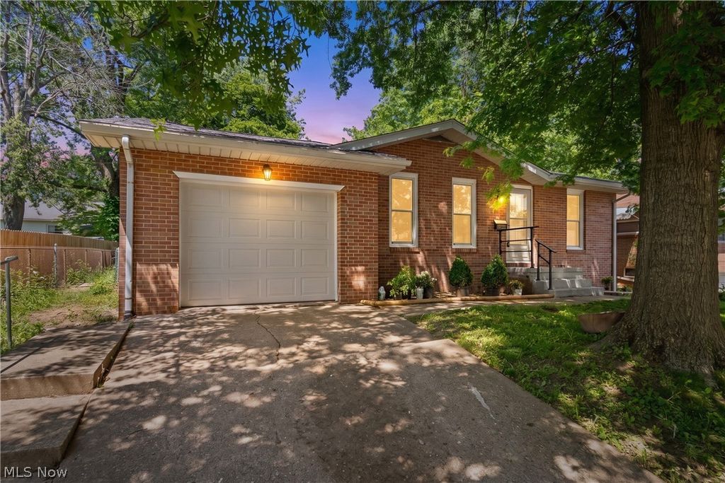 Photo of 2219 34th Street NW, Canton, OH 44709 (MLS # 5215273)