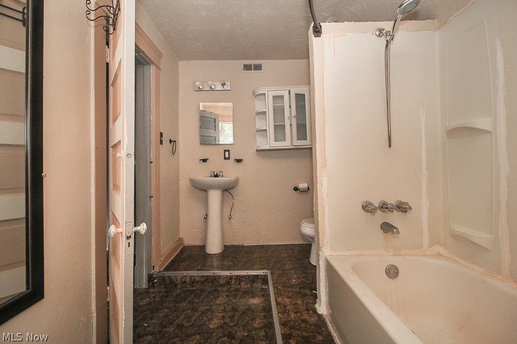 Halle - Residential Income