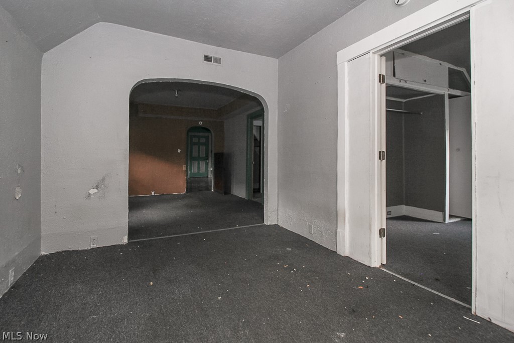 Halle - Residential Income