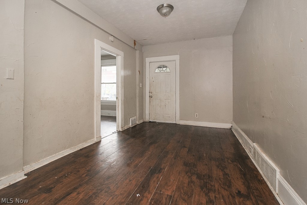 Halle - Residential Income