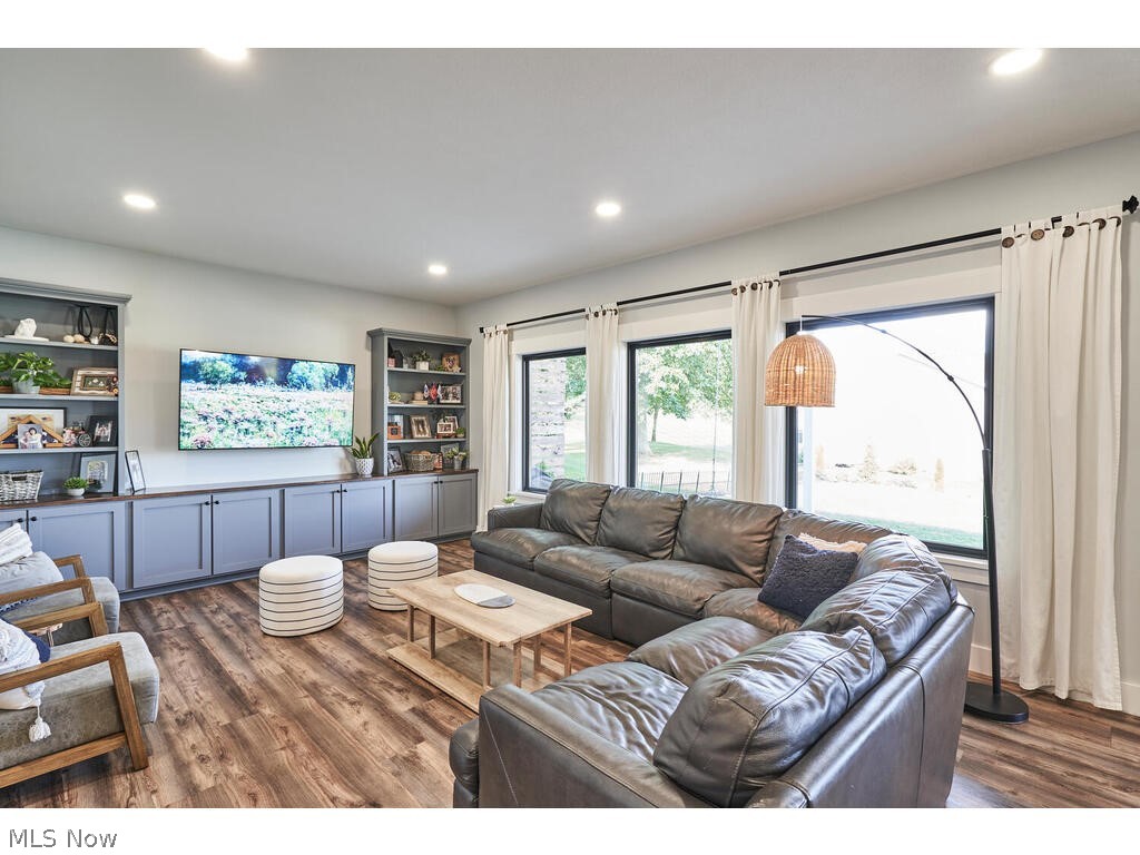 Country Knoll Estate - Residential