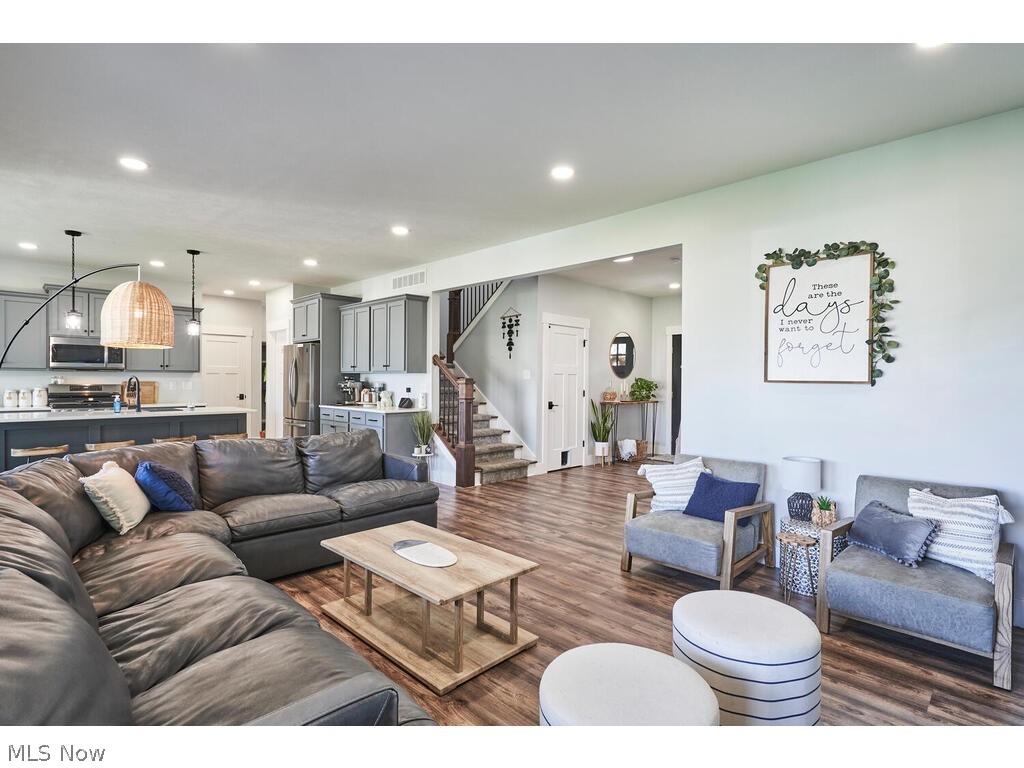 Country Knoll Estate - Residential