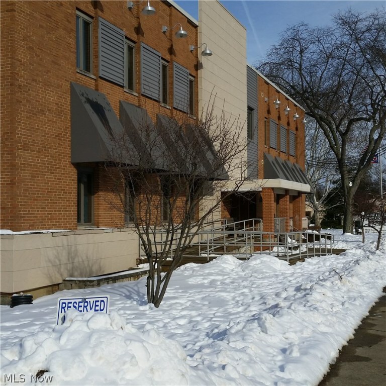 35 Unit dorm style apartment building, several recent upgrades, near Mount Union College