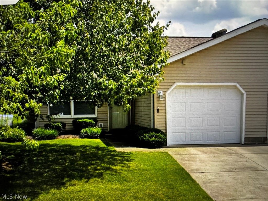 Photo of 249 W Heatherwood Drive, Barberton, OH 44203 (MLS # 5206856)