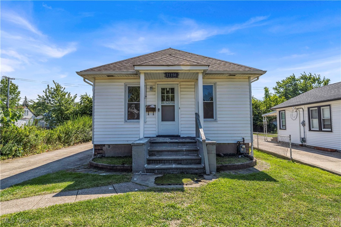 21150 Tracy Ave, Euclid - Spacious 2-bed 1-bath single-family home! //
$ 1,100 rent / $ 1,100 deposit //
$55 application fee per adult //
1-2 pets OK in this unit. After application pre-approval, a PetScreening is required for any animals to proceed with one of our properties; a PetScreening affidavit is still required if you have no pets. (Some breed restrictions apply per HUD guidelines). //
NO SMOKING //
1 time $169 non-refundable set up fee paid at lease signing //
$35/month required resident benefit package; can include personal property/liability insurance for an additional $10/month for $45/month total. //
After application Pre-Approval 1 applicant per household application is required to fill out a PetScreening application, before being about to proceed with placing a Reservation Fee for one of our properties. You will receive a pre-approval for your application and in order to proceed, the PetScreening is required. Even if you have NO pets - this application must be filled out. One time, non-refundable pet fee of $250-600 per animal applies to all pets & must be paid before or when you pay your first month rent. (No fee for qualified assistance animals). //
Our application is processed through secure site: Findigs, and they require ID and income verification. Without this, your application will not be processed. They offer 24/7 chat support on their application directly if you have any questions. //
BEDROOMS:2 //
BATHROOMS: 1 //
APPLIANCES PROVIDED: Fridge and dishwasher //
UTILITIES / RESIDENT RESPONSIBILITY: Residents are responsible for all utilities including: water/sewer/trash, gas & electric and are responsible to maintain lawn care maintenance & snow removal. //
Serious inquiries only.