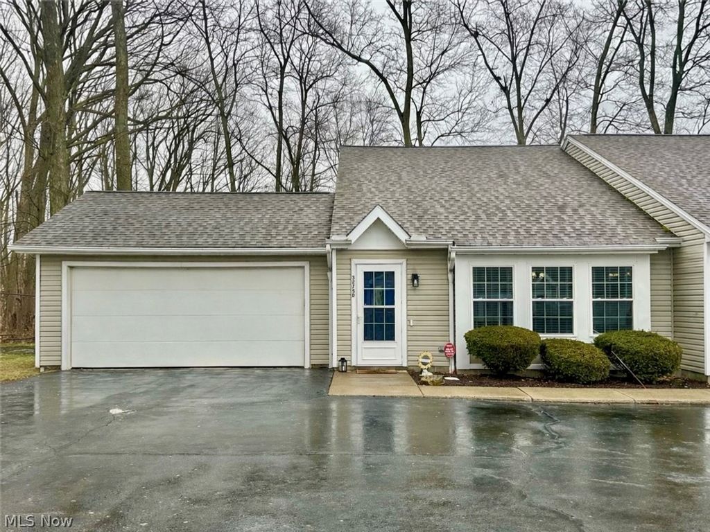 Photo of 3275 Woodland Trail #D, Cortland, OH 44410 (MLS # 5187413)