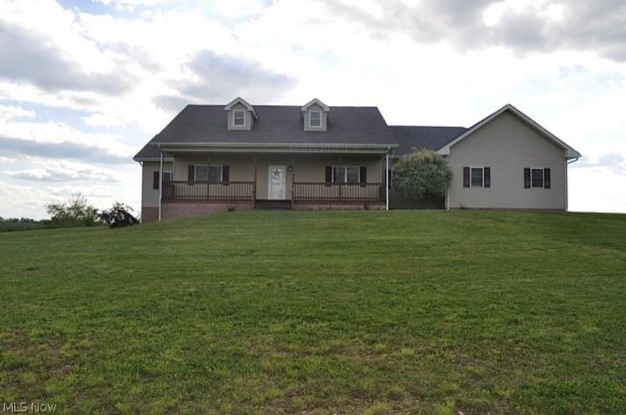 Wonderful home with unbelievable view!! Stainless and granite in the kitchen, walk in closets and jetted tub. A must see that's only 5.6 miles from town. 3 car garage