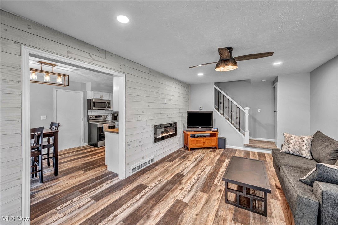 Willoughby, Ohio 44094, United States, 3 Bedrooms Bedrooms, ,2 BathroomsBathrooms,Residential,Contingent,203458