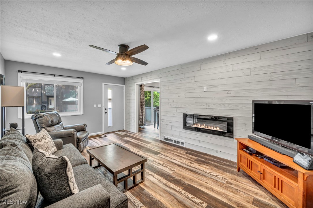 Willoughby, Ohio 44094, United States, 3 Bedrooms Bedrooms, ,2 BathroomsBathrooms,Residential,Contingent,203458