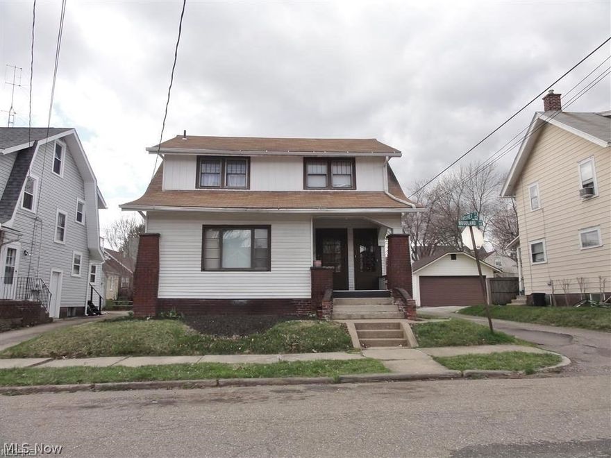 1 bed 1 bath duplex for rent. First floor unit.  Tenant pays electric only. $450 rent. $450 deposit.  Move in today!