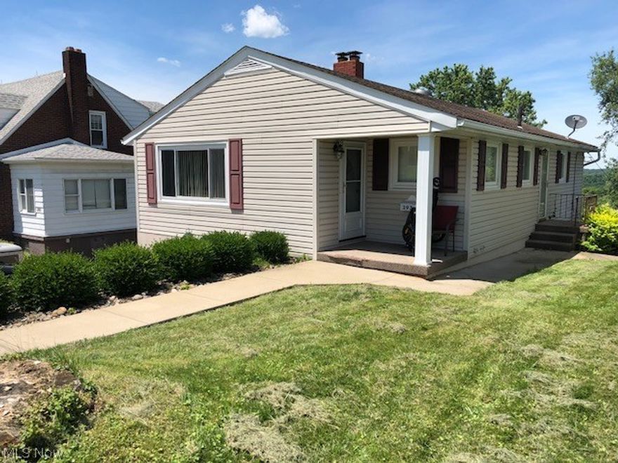 VERY CLEAN 2/3 BEDROOM HOME ,VERY LARGE ROOMS THROUGHOUT, RECROOM IN LOWER LEVEL COULD ALSO BE A 3RD BEDROOM INCLUDING A FULL BATH . OFFICE IN LOWER LEVEL. NEWER KITCHEN APPLIANCES STAY. ROOF AND WINDOWS & HOT WATER TANK ARE NEWER. FENCED IN YARD.
 CENTRALLY LOCATED