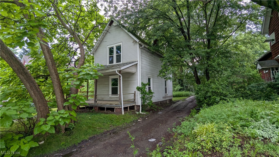 Investors! Nice 2bedroom 1 bath up for grabs. So grab your favorite Realtor and come check this one out!
