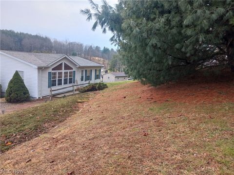 Homes For Sale - 111 Everson Road<br/> Belpre, OH 45714