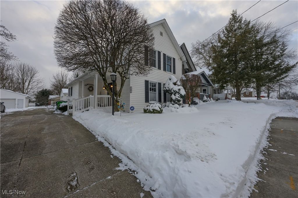 Photo of 26 W Hiram Street, Barberton, OH 44203 (MLS # 5184423)