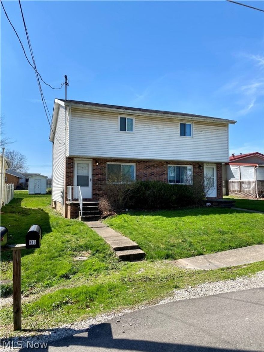 Wonderful duplex in a convenient location! Each side has 2 bedrooms, 1.5 baths, independent laundry and plenty of parking.