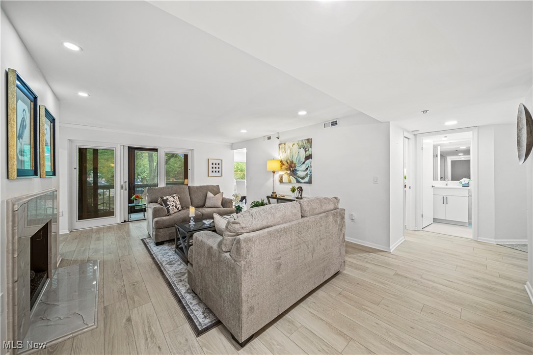 -C/The Woodhawk Club Condos Ph - Residential