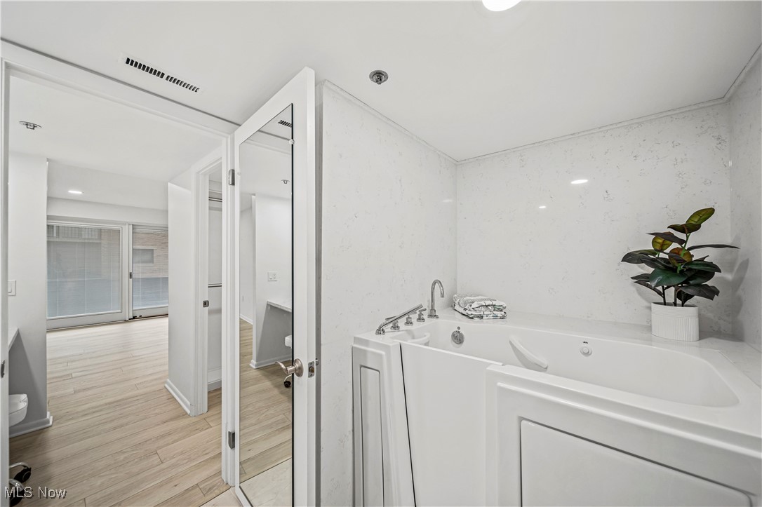 -C/The Woodhawk Club Condos Ph - Residential