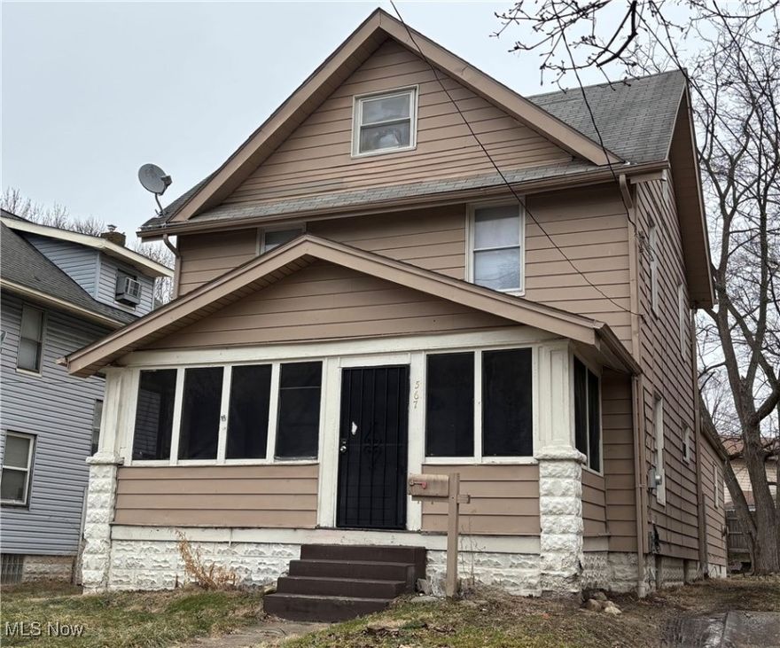 Move in ready!  Come see this spacious home with a first floor owner's suite and 3 more bedrooms upstairs.  Add to that bonus finished space in the attic and you have all the things you need.  Nice backyard and a detached 1 car garage.  Would make a great starter home or a good investment property.