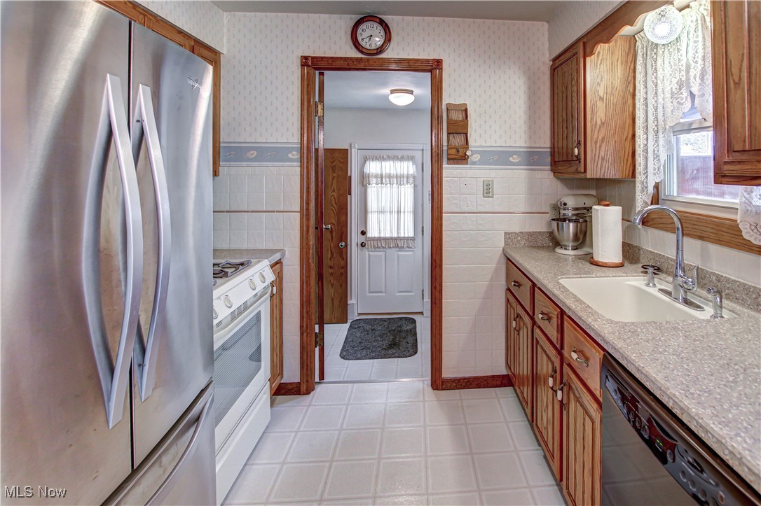 1289 Jakse Drive, Eastlake, Ohio image 2