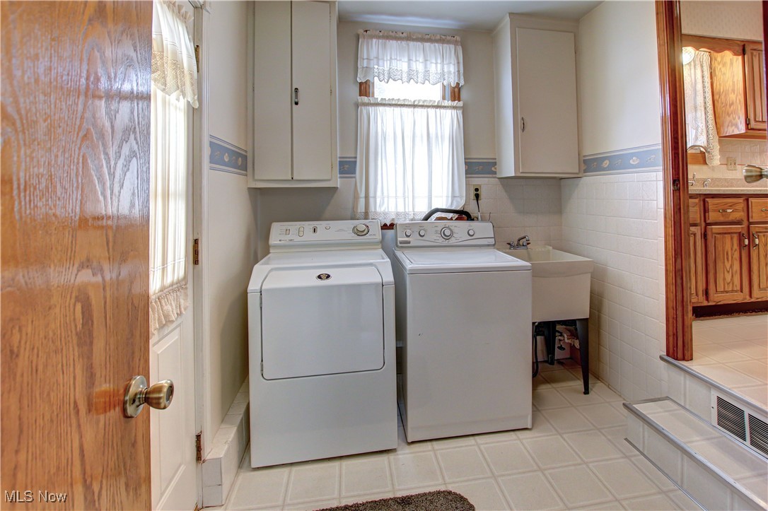 1289 Jakse Drive, Eastlake, Ohio image 16