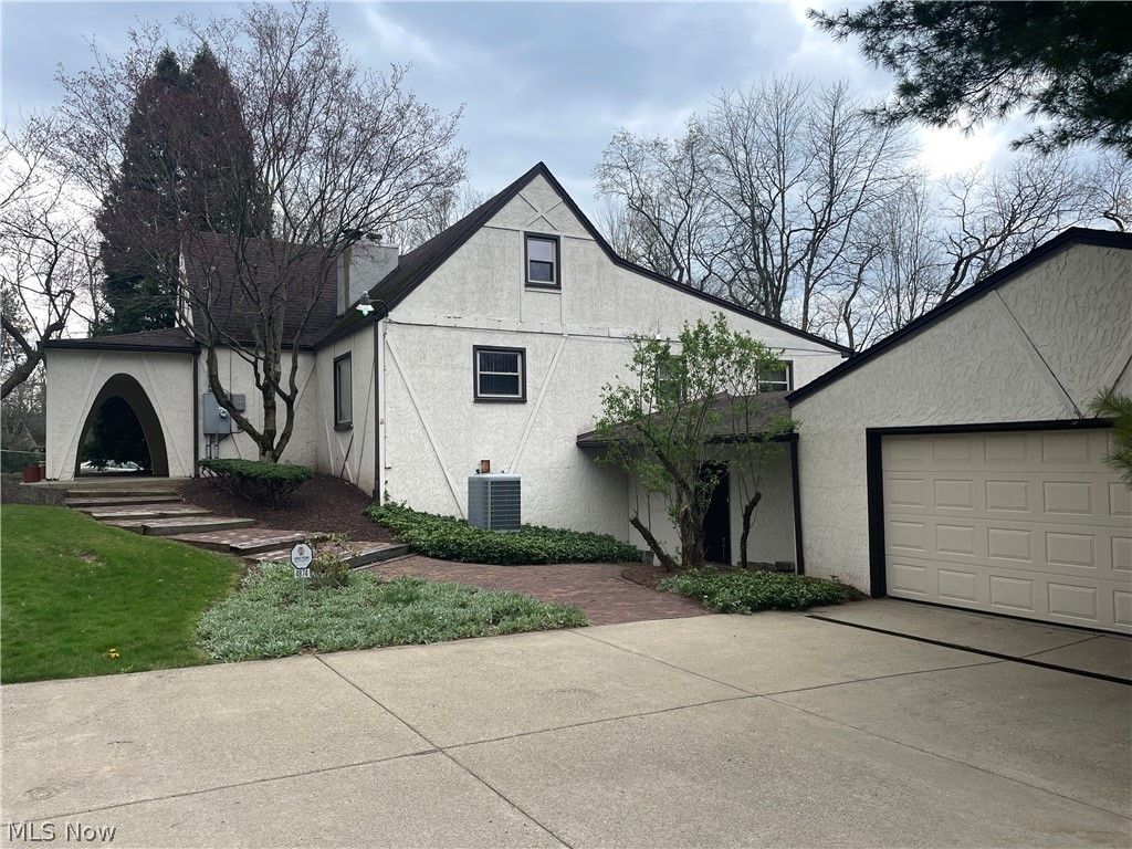 Photo of 4874 Logan Way, Hubbard, OH 44425 (MLS # 5200665)