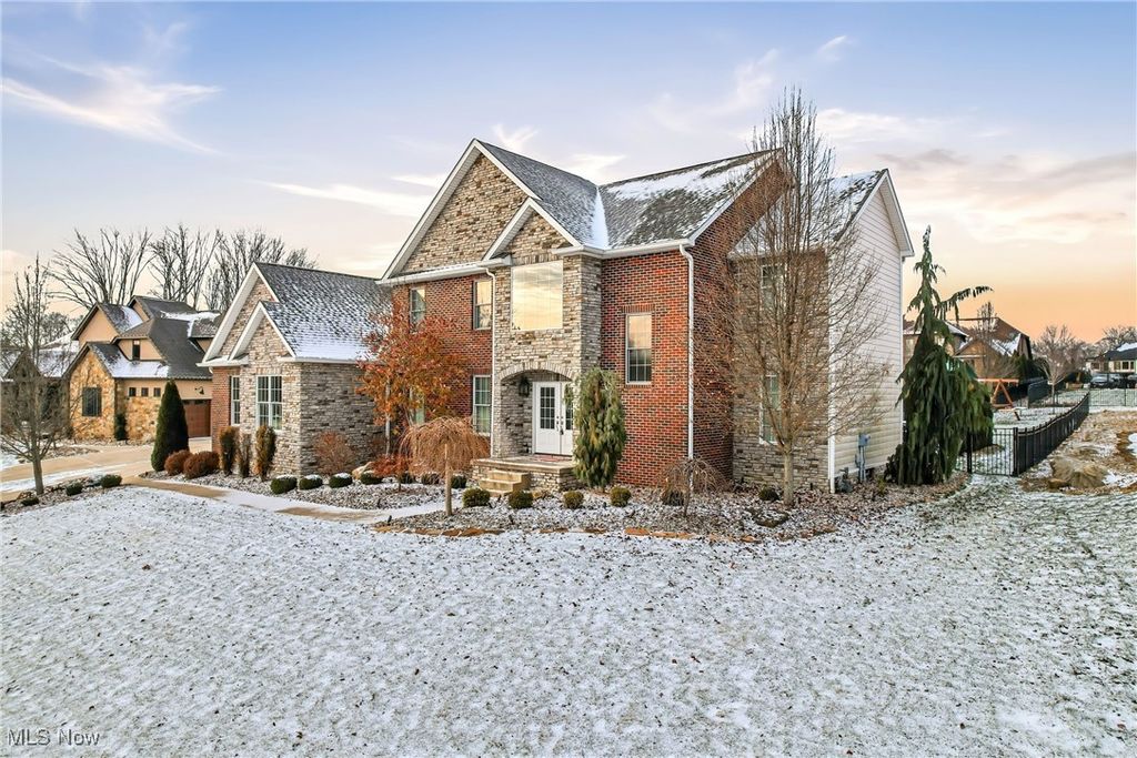 Photo of 7171 Paddington Rowe, Canfield, OH 44406 (MLS # 5177791)