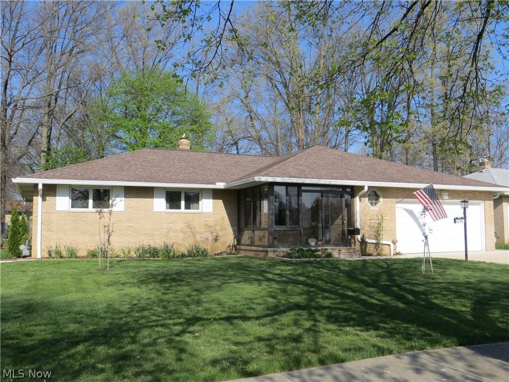 Photo of 6204 Meadview Drive, Seven Hills, OH 44131 (MLS # 5199283)