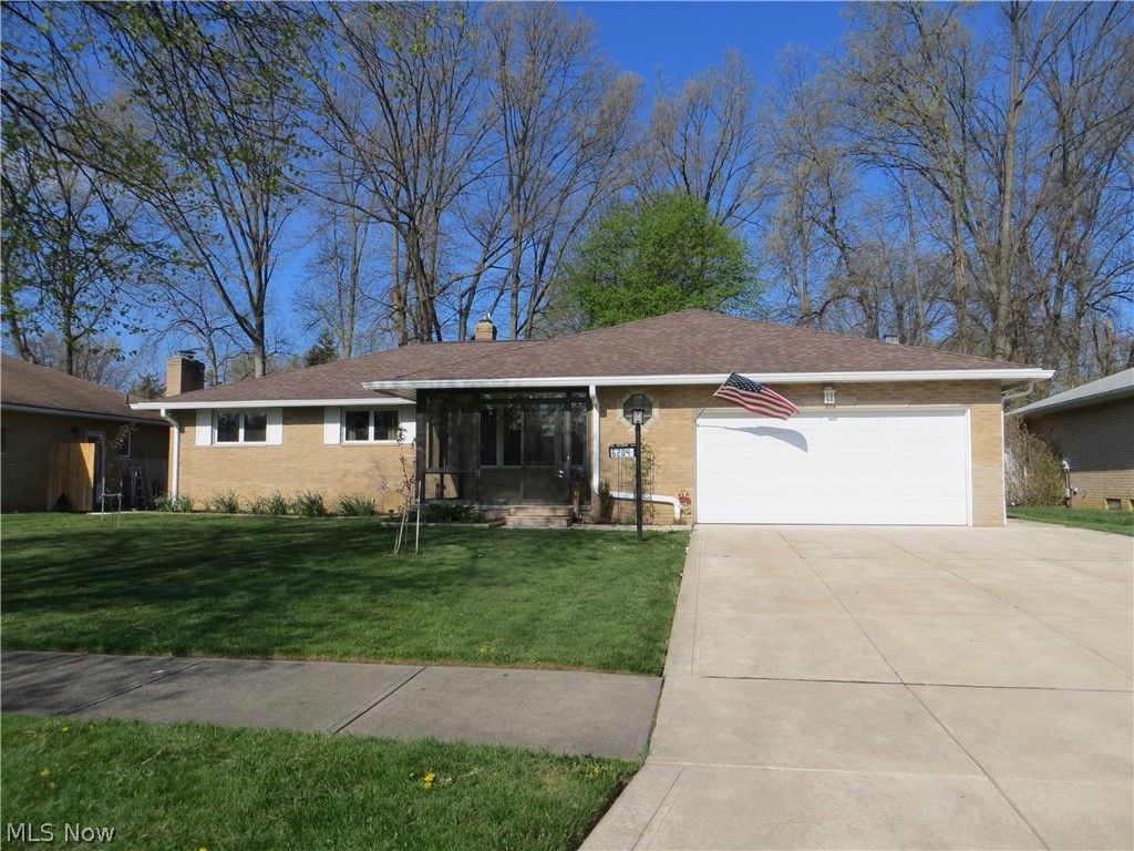 Photo of 6204 Meadview Drive, Seven Hills, OH 44131 (MLS # 5199283)