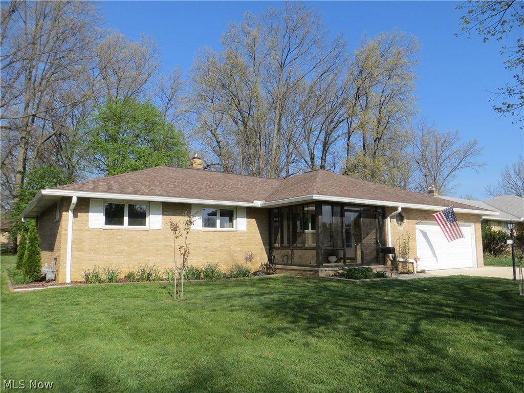 Photo of 6204 Meadview Drive, Seven Hills, OH 44131 (MLS # 5199283)