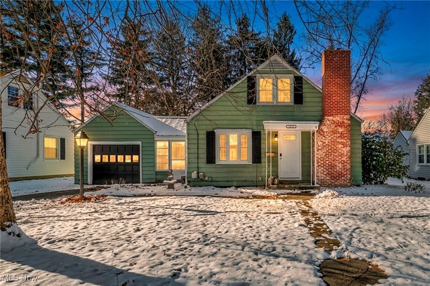 Cozy 3-Bed, 2-Bath Bungalow-Perfect for the Holidays! Imagine twinkling lights on the fireplace and cookies baking in
the cheerful kitchen-this darling bungalow is made for cozy winter nights! Three bedrooms, two full baths, a finished
basement, and a living room just waiting for your Holiday decor. Snuggle up with hot cocoa in the eat-in kitchen, then
step into the private fenced backyard for snowy play or quiet evenings under the stars. One-car garage keeps your car
snow-free, and there's plenty of room for all your holiday gear. Move-in ready and overflowing with warmth-your
perfect holiday home is waiting