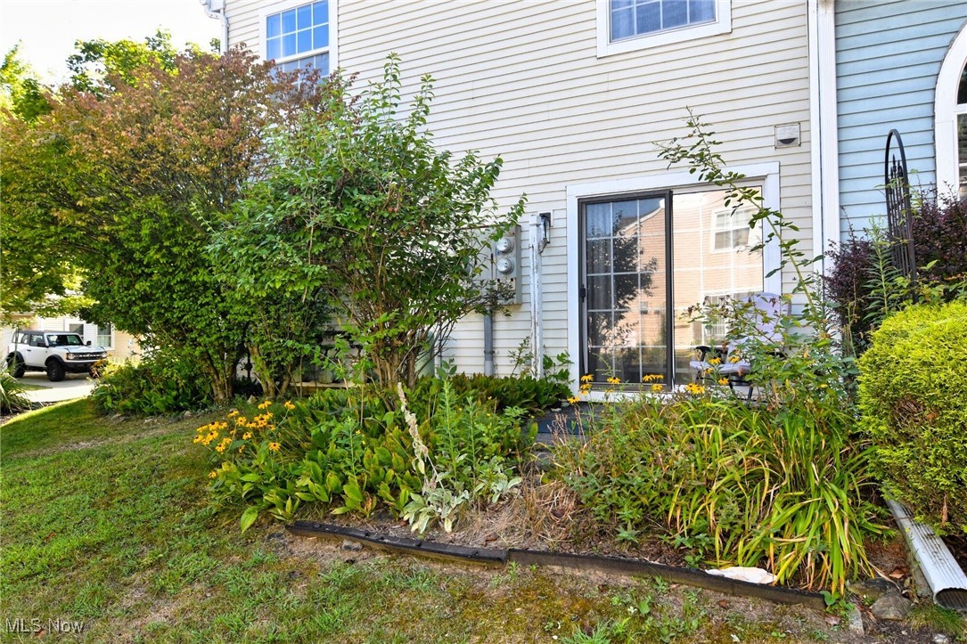 Courtyards Woodbury Condo - Residential