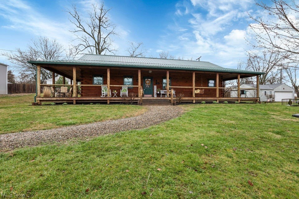 Yes, within walking distance of the Lake, beach, boat ramps, docks & 2 parks! This open-concept home features 3 bedrooms, and 1 full bath and has a wrap-around deck that overlooks a tranquil large yard! Golf cart-friendly neighborhood for easy access to local restaurants! There is a local newer Marathon gas station outside of the neighborhood, close to shops, marinas, and more! You may apply for a boat dock through ODNR in Millersport.