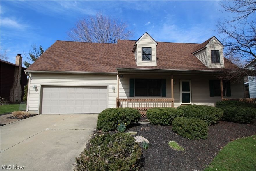 **NEW** Must See. Vaulted Great Room open into Eat-In Kitchen. 1st floor master suite w/ Private Full Bath and huge walk-in master closet, Fenced in backyard w/Stamped Concrete patio, Large Finished Basement with additional bonus/media room, Newer Furnace/Hot water tank/sup-pump, Newer roof. Glowing Oak cabinets, and all kitchen appliances stay. The bedrooms are very large, and the wide-open Living room is great for entertaining. Close to Schools, shopping, freeway tucked away on a quiet/well maintained neighborhood street. **UPDATES:**New Sump Pump 2016, Basement Water Proofing 2015, New Furnace 2014, New Roof 2008.