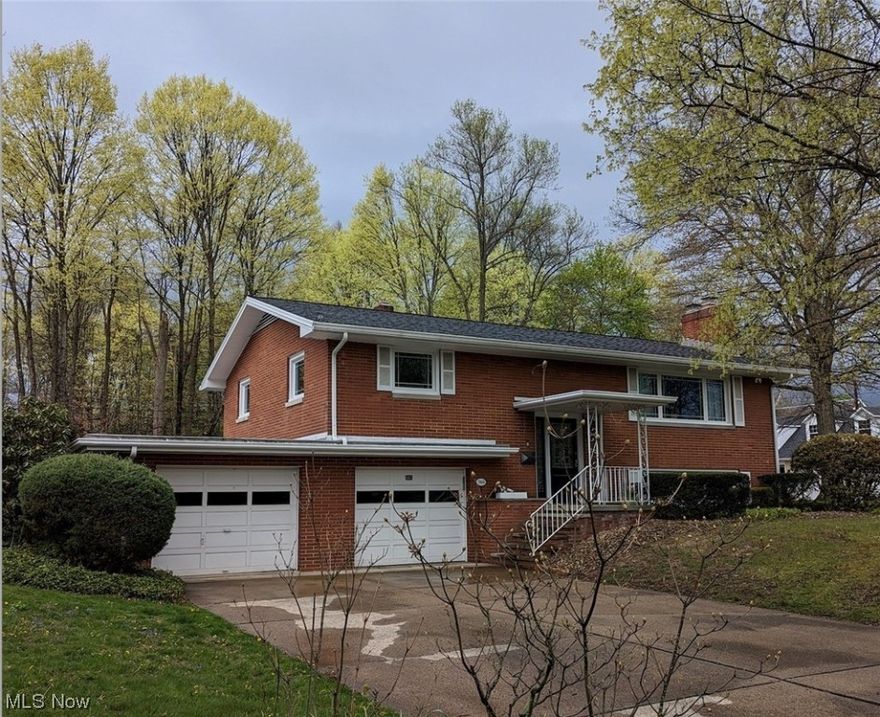 Nice brick bi-level home in beautiful area.  3 bedrooms, 2 1/2 Bath.