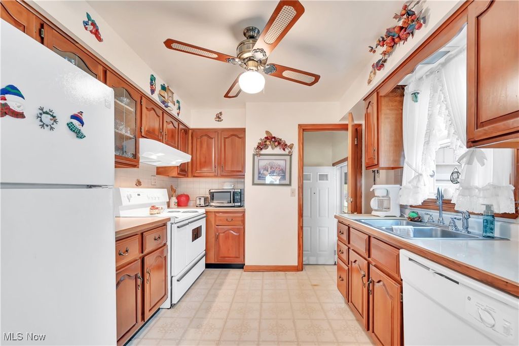 Photo of 376 Johnson Plank Road NE, Warren, OH 44481 (MLS # 5180636)