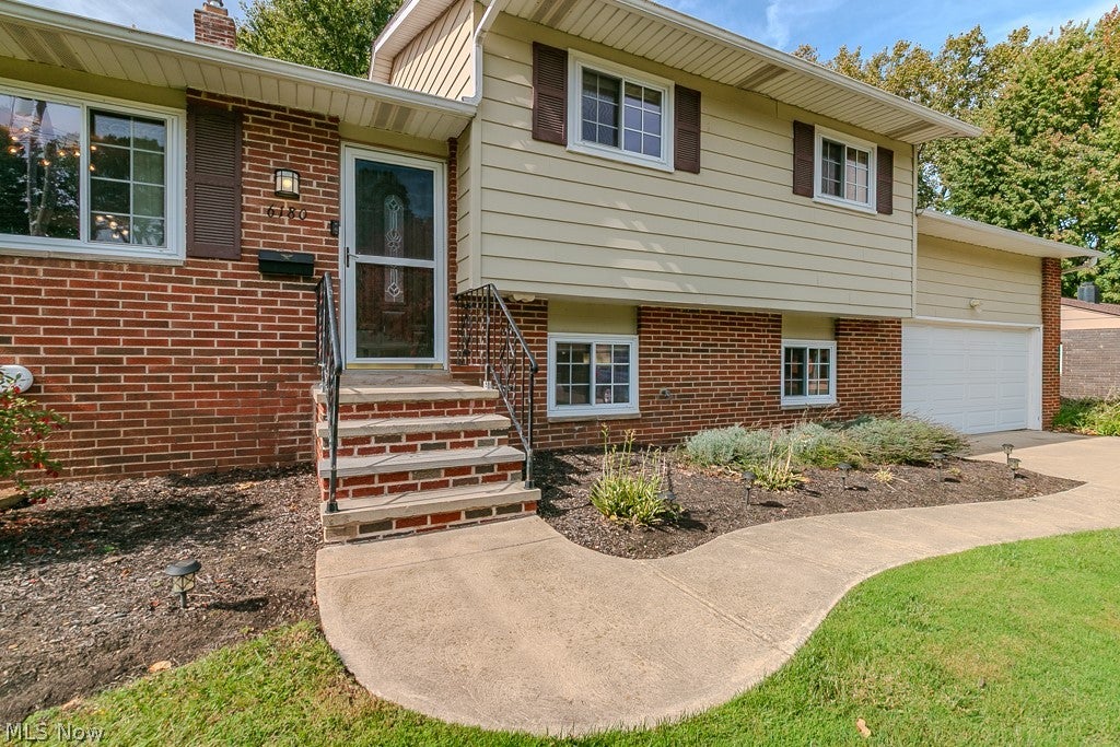 6180 Thunderbird Drive