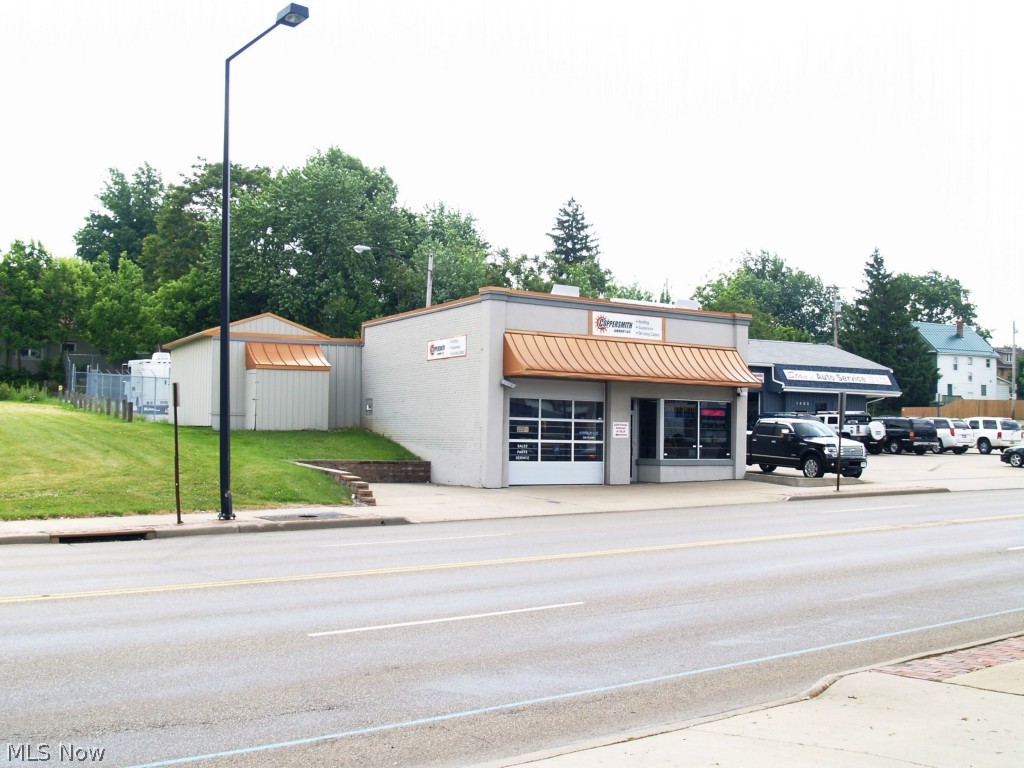 Free standing Office/Retail on S. Main St. in Akron. ODOT widening project has been completed. Building has been well-maintained by current owner (24 yrs.). Excellent location-1 mile from I76, SR224/277 or I 77. Renovated Office and Showroom areas.
Traffic count-11,840
Approx. Dimentions: Office (16 x 11), Showroom (16 x 17) and Shop areas (37 x 16 & 63 x 15)
Zoned H2-A3
Office area has A/C