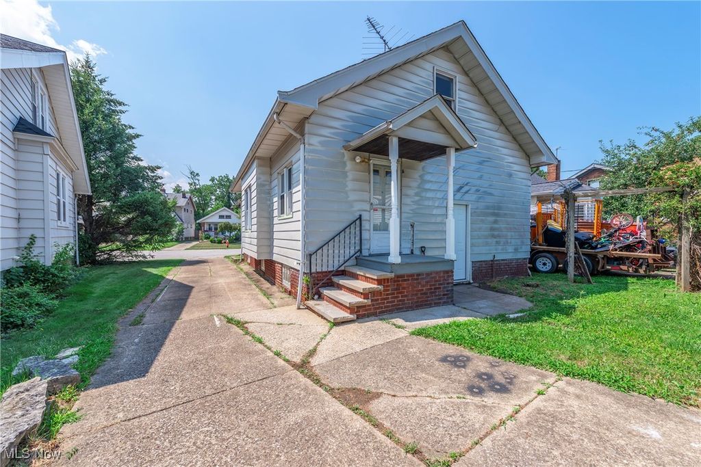 Photo of 3407 W 133rd Street, Cleveland, OH 44111 (MLS # 5182718)