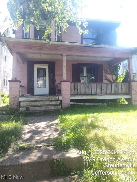 Come see this nice size 3 bed 1 bath home sitting on a nice city lot with off street parking in the rear of the home.