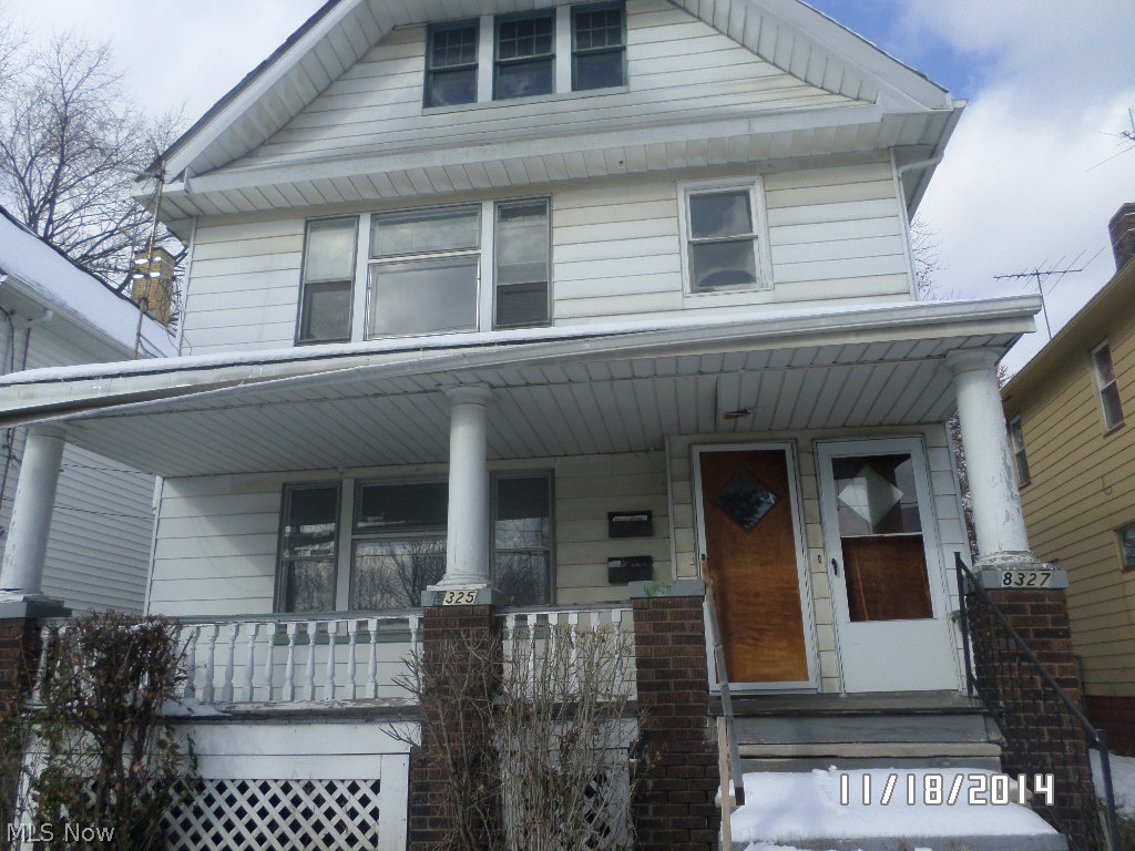 Spacious duplex, live in 1 and rent the other. Conveniently located close to public transportation, freeways, downtown, and much more. This is a Fannie Mae HomePath Property
