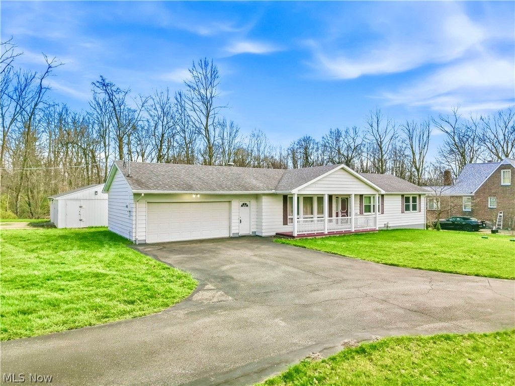 Photo of 7156 Chestnut Ridge Road, Hubbard, OH 44425 (MLS # 5201026)