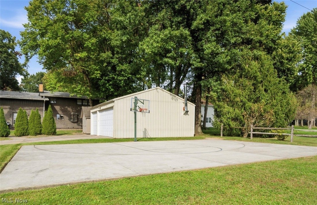 715 Oakridge Drive