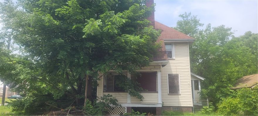 Single-Family fixer upper with 3 beds and 1 bath! Fantastic property in a nice area, and has a ton of potential.  Home will be sold as-is, where-is.