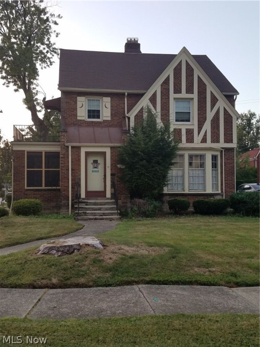Beautiful and spacious 4 bedroom Tudor style brick colonial, situated on a corner lot. Two car garage detached. It is only minutes from
the beach, parks and highway. Kitchen with cozy nook for eating and spacious formal dining room. Large Living room with fireplace.
Bedrooms are roomy and fourth bedroom on third floor is an open space for your ideas. Bright sun room for leisurely times of relaxing.
Partially finished basement with fireplace. Private side yard for outdoor entertaining. Contact me to view this wonderful listing.