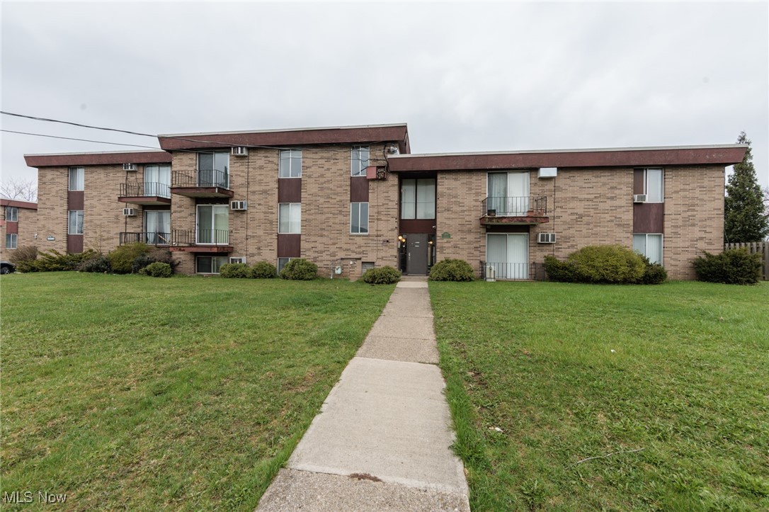 16100 Maple Park Drive #B6, Maple Heights, Ohio image 2