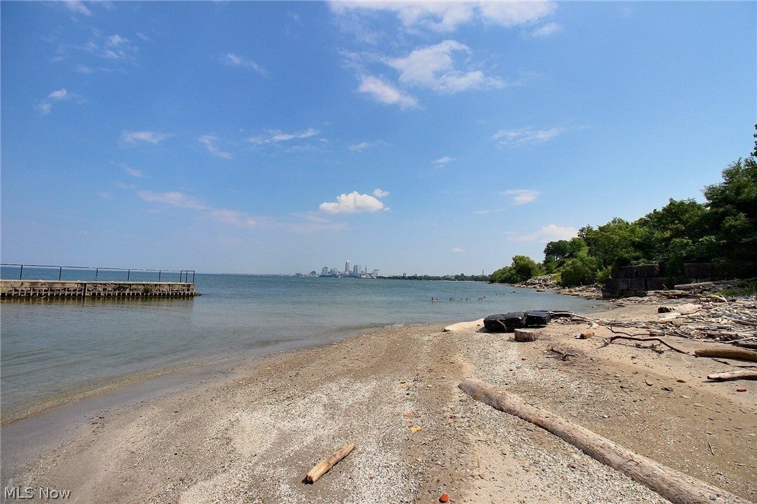 11006 Edgewater Drive
