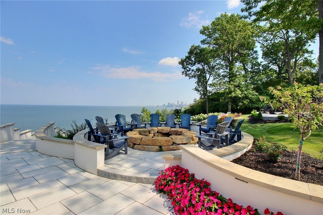11006 Edgewater Drive