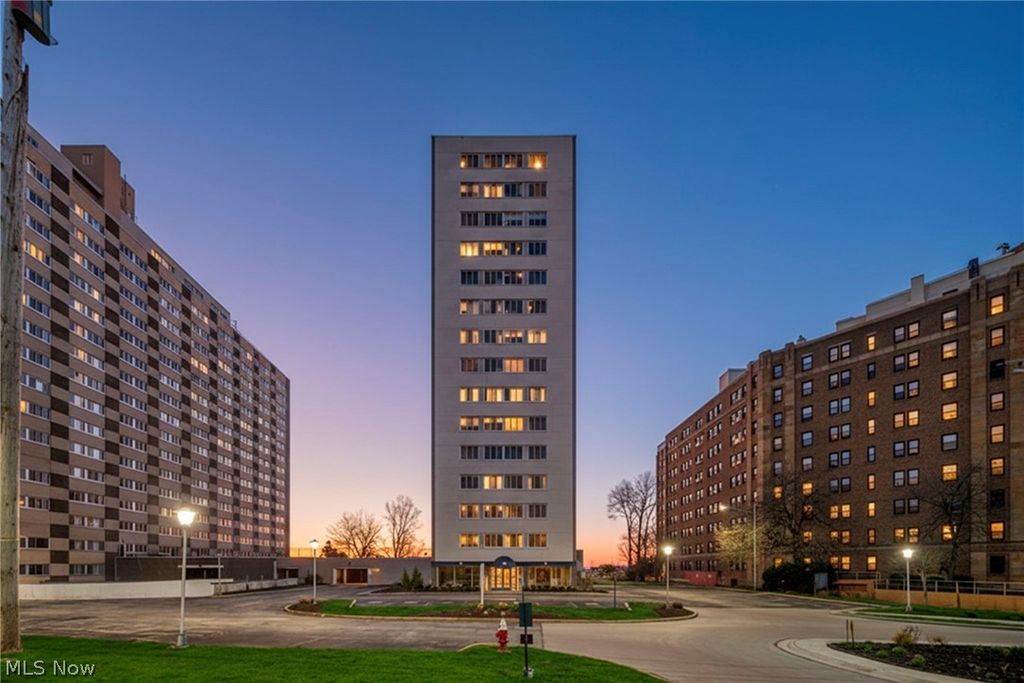 Photo of 12520 Edgewater Drive #806, Lakewood, OH 44107 (MLS # 5200562)