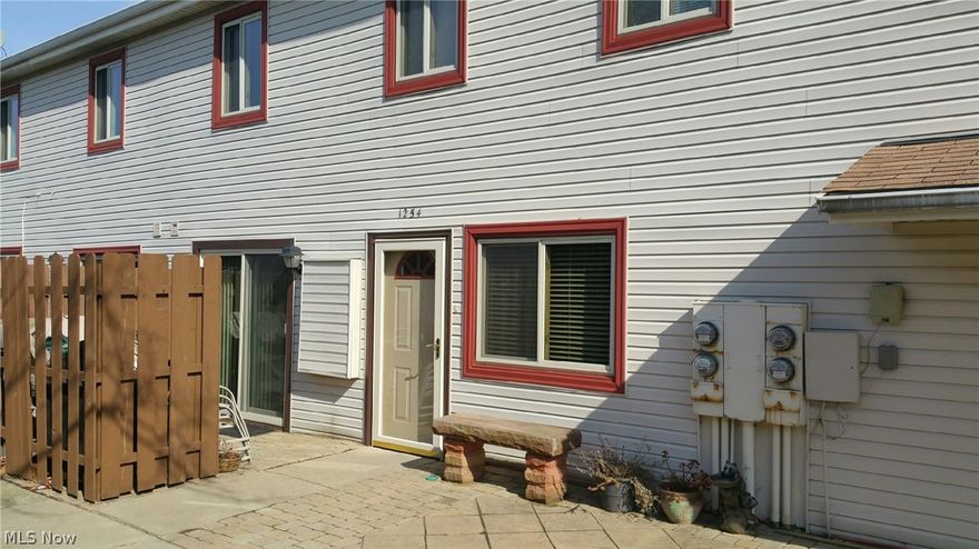 Very nice end unit Condo that is move in ready! Features newer H2O unit, furnace, and applicances including dishwasher, garbage disposal, washer/dryer, jetted tub, storm door with screen. All appliances and sandstone bench out back stay with property. Cozy patio and attached garage.